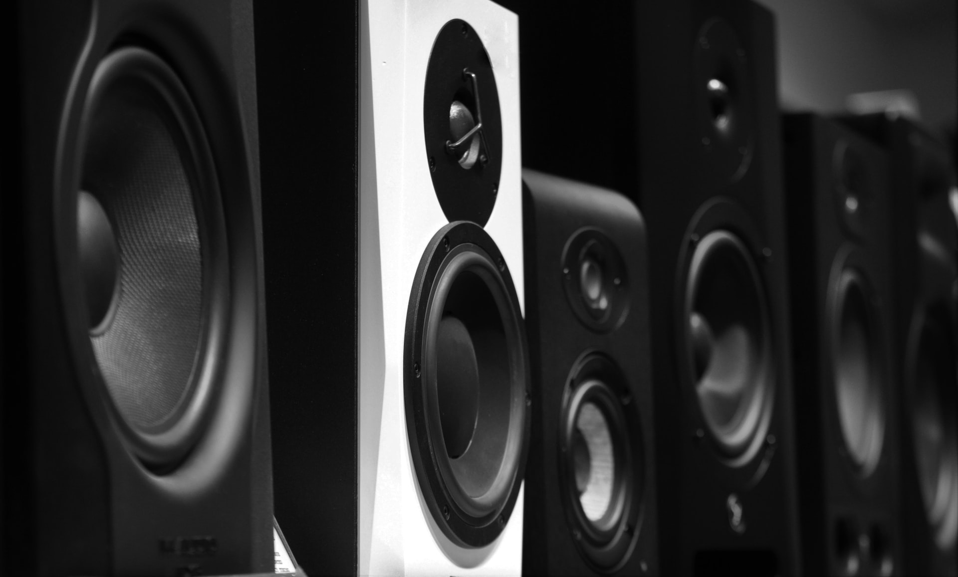 The Pros and Cons of Different Types of Computer Speakers: Wired vs. Wireless