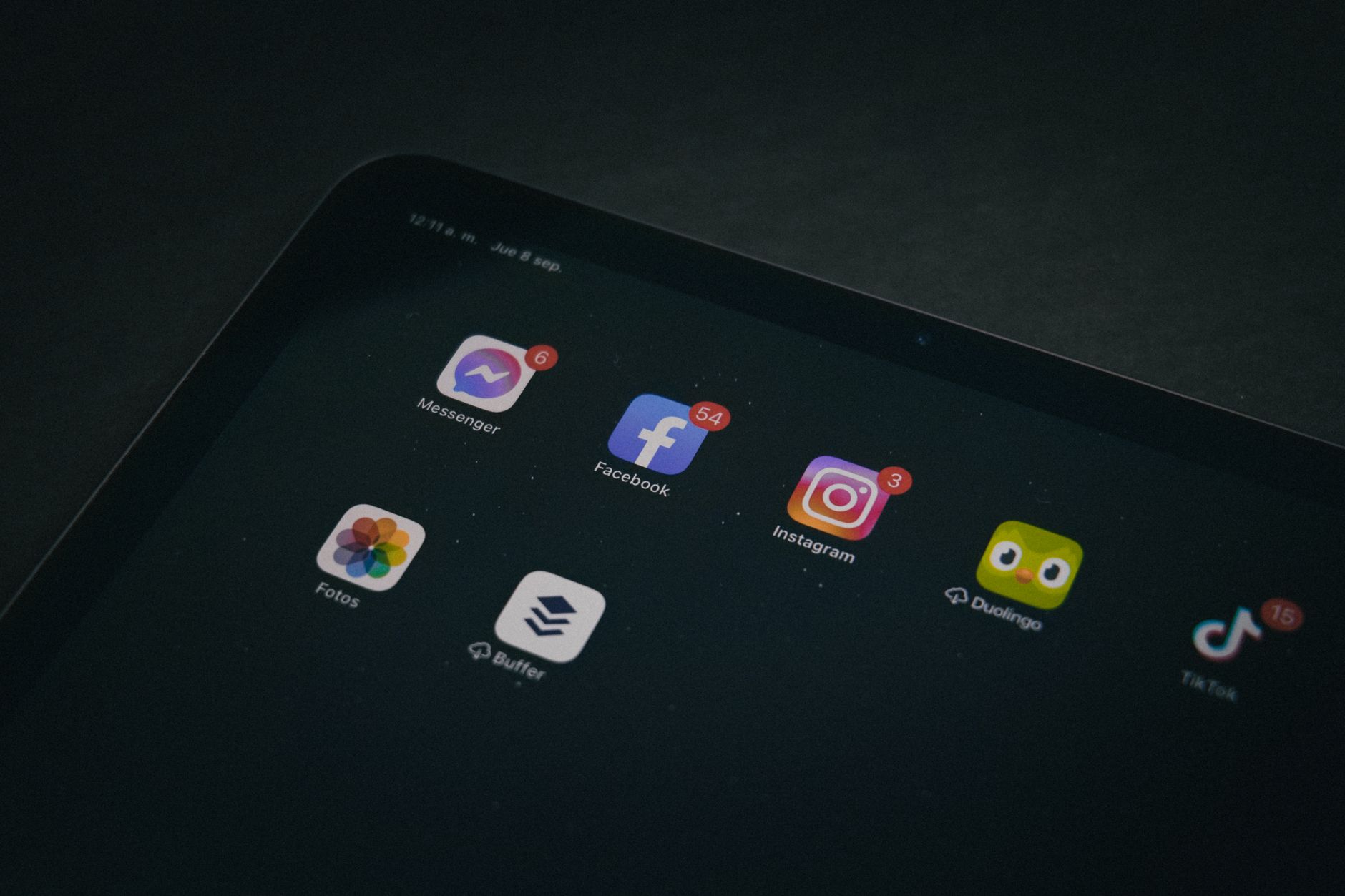A smartphone screen displaying multiple social media app icons and link options